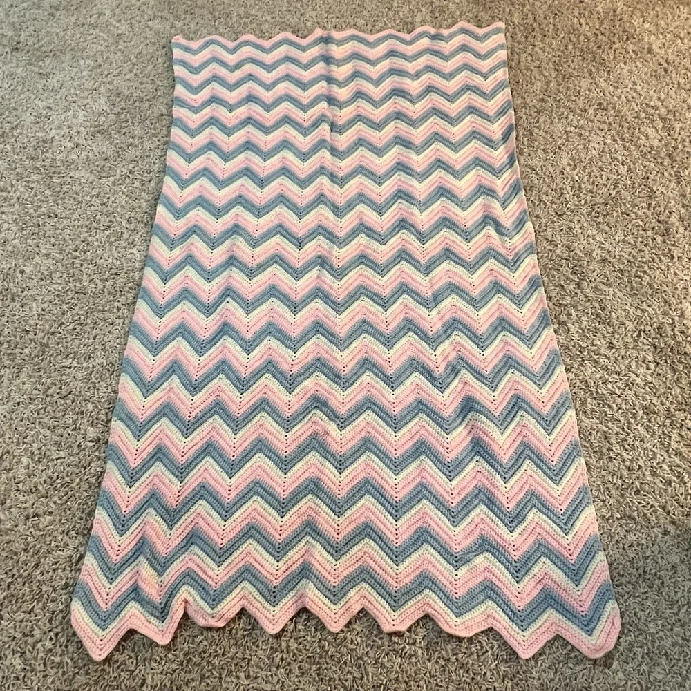 Handmade Vintage 1965 Chevron Baby Afghan Pink Blue‎ White 52